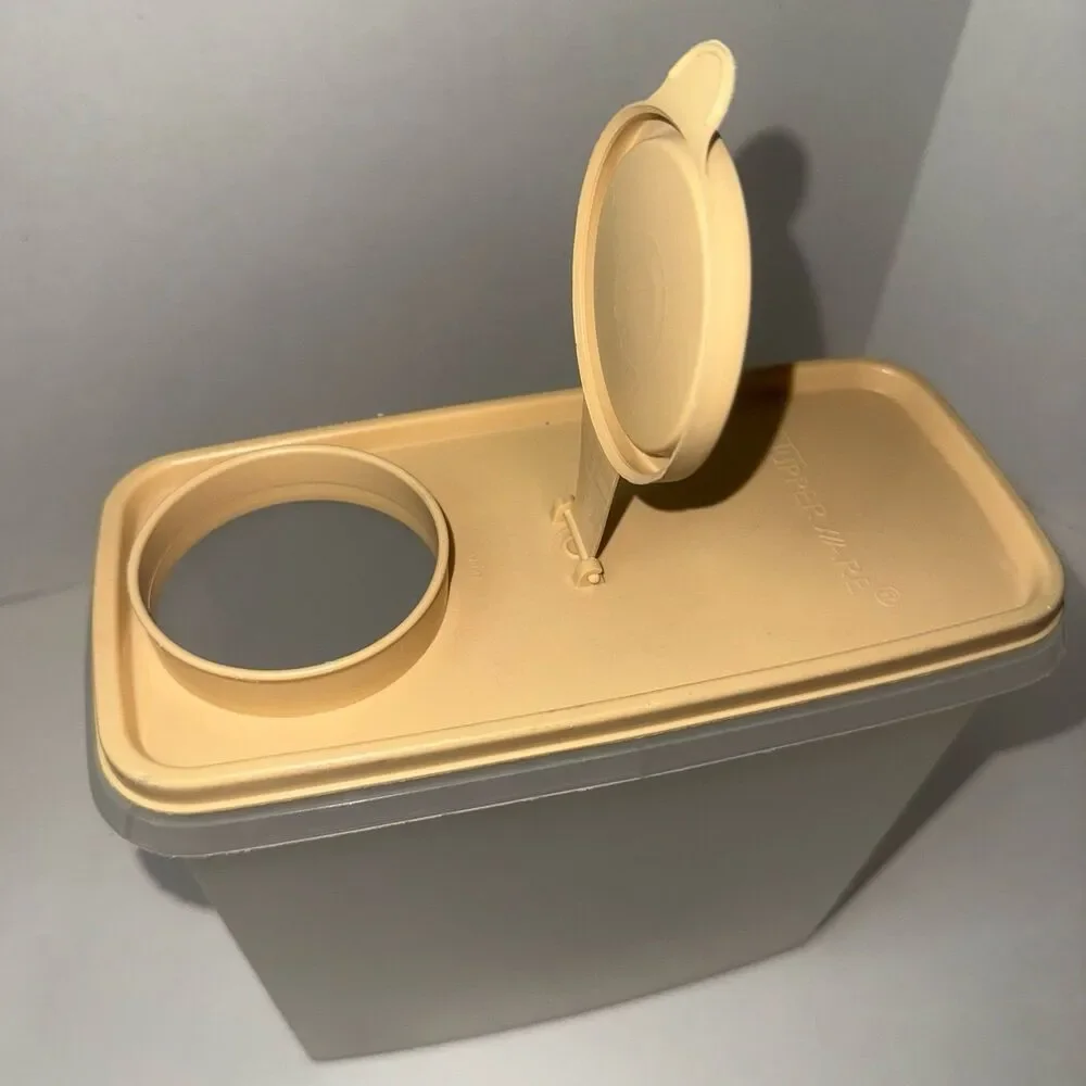 VINTAGE TUPPERWARE FOOD/BEVERAGE/CEREAL STORAGE CONTAINER # 469-9 LID # 470-6